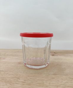 Sylteglas med rødt plast låg